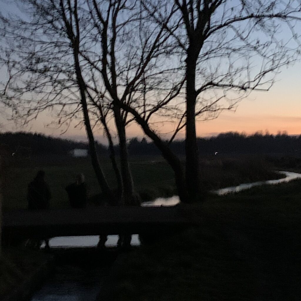 Pärchen auf Brücke, Blaue Stunde