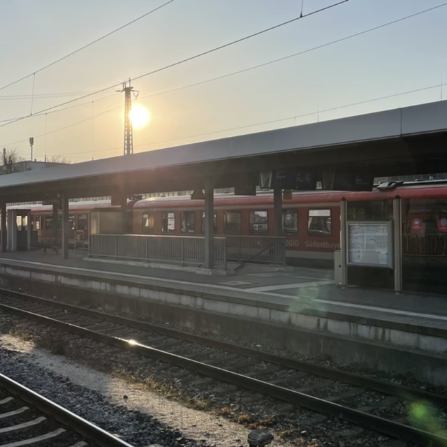 Sonnenaufgang am Gleis