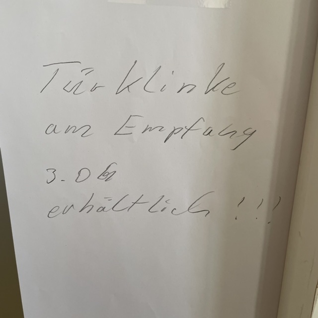 Türklinke kann am Empfang abgeholt werden