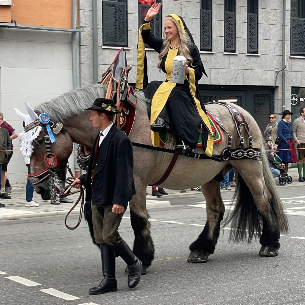 Münchner Kindl beim Einzug der Wiesenwirte 2022